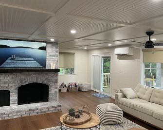 Waterfront Retreat on Jordan Bay - Sebago Lake - Raymond - Living room