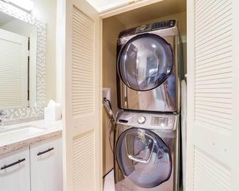 Patio + Resort Amenities: Palm Desert Escape - Palm Desert - Laundry facility