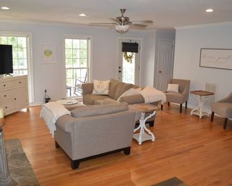 Lake Wateree Lakefront 3br 3ba Home With Dock And Toys In Peaceful Cove - Camden - Wohnzimmer