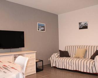 525 - A Erquy, Dans Cet Immeuble, Situé À 300m Du Centre Et 200m De La Plage - Erquy - Living room