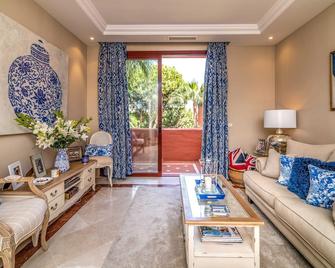 Luxury 2-Bed Apartment Elviria - Pool, Sauna & gym - Elviria - Olohuone