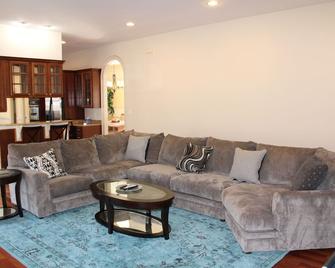 Nice Quiet Family Home - Long Term - Potomac - Living room