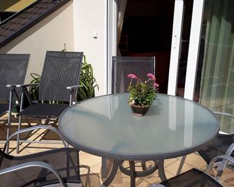 Bright top floor apartment on the 2nd floor with a large south-facing terrace and free WiFi - Freiburg im Breisgau - Patio
