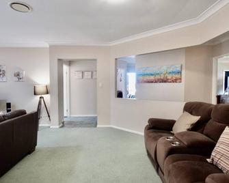 Anaheim Entertainer Deluxe - Upper Coomera - Living room