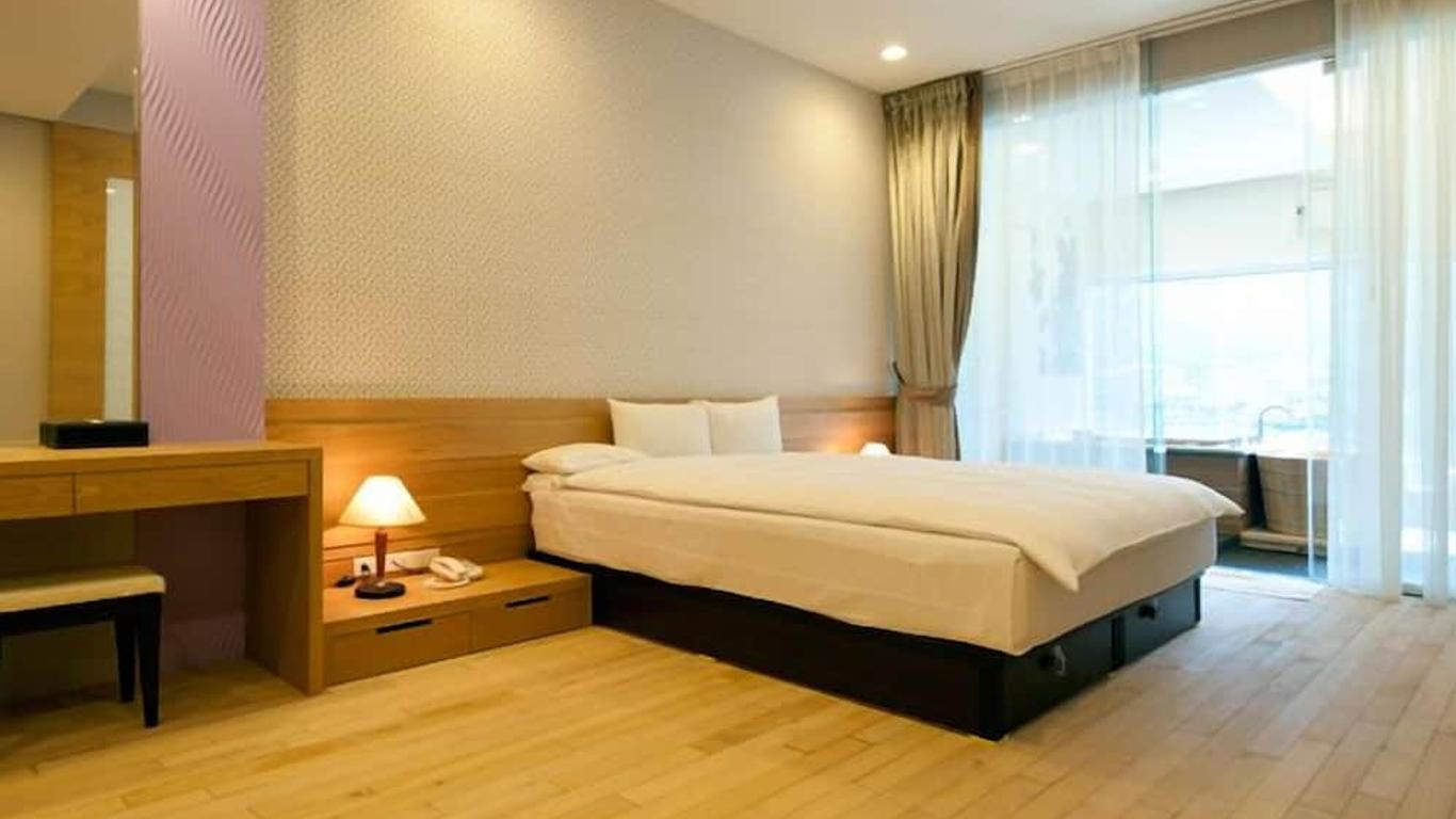Lakeside Resort Hotel
