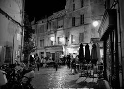Place de la Roquette, centre historique - Arles - Budynek
