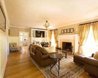 Downtown St. Helena retreat with pool, bocce ball and privacy. Permit #PL23-019 - Saint Helena - Sala de estar