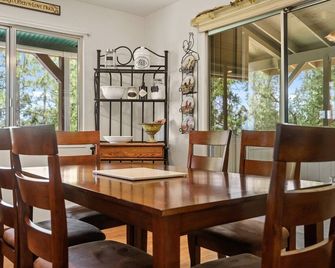 Lake View Cabin in Groveland 30 min. From Yosemite, hot tub, mini golf - Groveland - Dining room