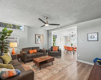 The Jetson - Retro Mid-Mod Retreat Near Ttu & Med District! - Lubbock - Living room