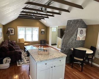 Great Cottage located in the East Utica Albany Hill area. - Utica