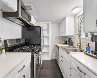 Prime Soco Chic 2BR King Suite w Pool Parking - Austin - Küche