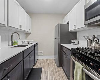 Modern Elegance Two-Bedroom One-Bathroom - Rochester Hills - Kitchen