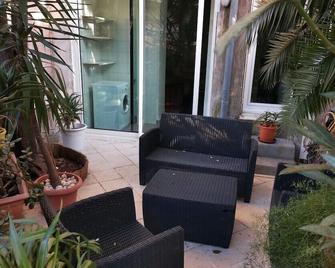 Large studio 37 m with terrace - Niza