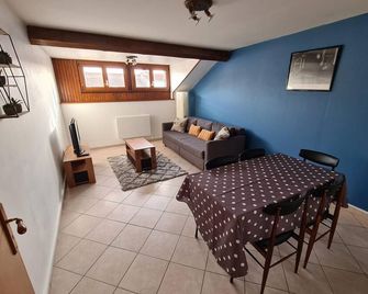 Charming Village Retreat: Cozy 1-Bed Apt with Outdoor Activities Near Nancy - Toul - Salle à manger