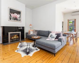 Central Bendigo Cottage, walk to everywhere!! - Bendigo - Living room