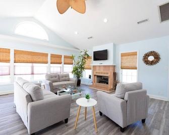 Anna - Offshore Beach Club - Buxton - Living room