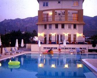 The Prince Inn Hotel & Villas - Kyrenia - Pool