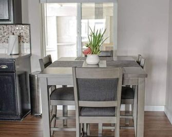 3 Br/2ba Home With Extra Parking - Boardman - Dining room