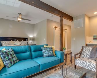 High-end studio with gas fireplace, WiFi, central AC - near restaurants/wineries - McMinnville - Living room