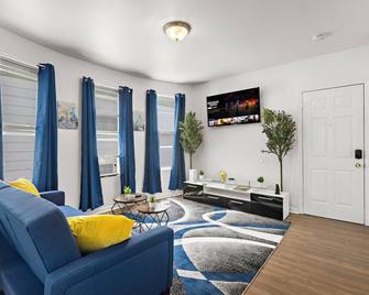 Fun Family getaway - NYC & NWK w free parking - Hillside - Living room