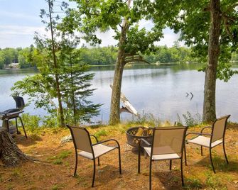 Lakefront Loon Tiny Cabin @ Getogether Stays - Orland - Patio
