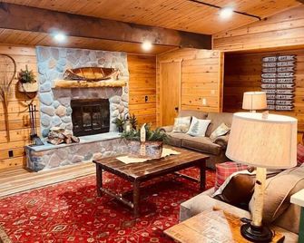 Fabulous stay in fun Manitowish getaway (+Pontoon) - Manitowish Waters - Living room