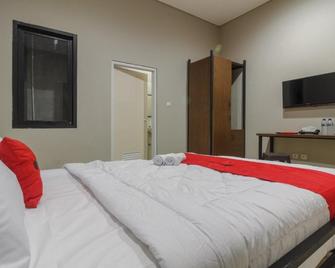 RedDoorz near Puri Indah Mall - Jakarta - Chambre