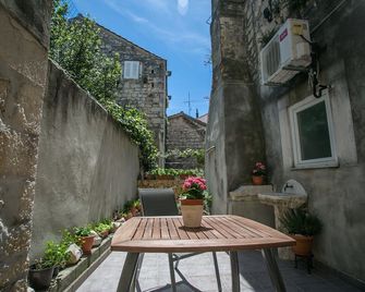 Guest house Mendi - Trogir - Patio