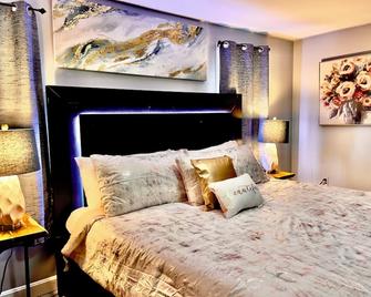 Lovely & Spacious 2 Br (W/King/Queen Beds) 2 Bth. - Shrewsbury - Bedroom