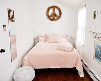 A serene bungalow just one block from the beach - Queens - Schlafzimmer