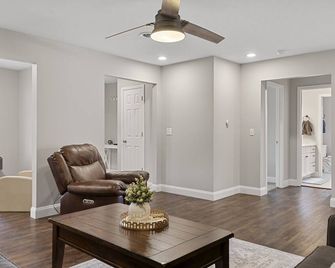 The Archer Home - Springfield - Living room