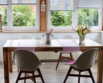 Life is better at the Beach85 m2 vacation apartment - Heiligenhafen - Essbereich