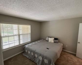 Welcome home \nCozy one bed one bath \nWith fire place - Greenville - Schlafzimmer