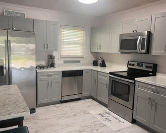 Cozy Cove Of Danville Llc - Danville - Kitchen