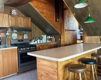 Polish Flats: A Cozy Cabin on Bay - Grand Marais - Cocina