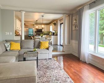 Spacious & Elegant 6-Bedroom Retreat , short 15 minutes stroll to Lake Huron - Sarnia - Living room