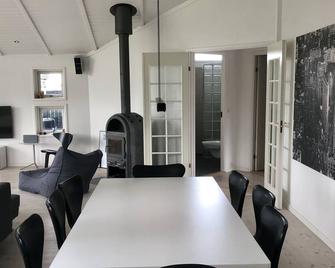 Modern light and friendly villa near water and city - Jyllinge - Comedor