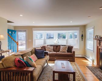 Spacious Woods Hole Cape - Woods Hole - Living room