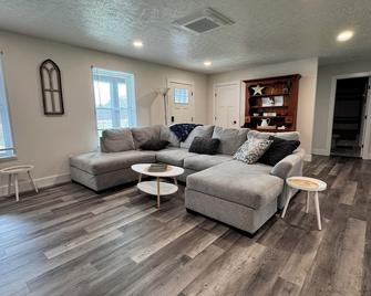 Close to Cornell University, IC, wine trails, airport, waterfalls & more! - Ithaca - Living room