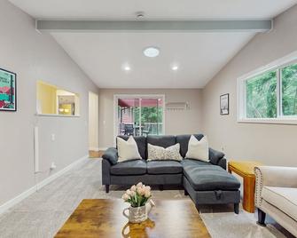 Secluded Modern Escape in Snohomish with Private Sport Court - Snohomish - Sala de estar