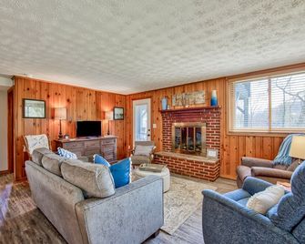 Lake Junaluska retreat with patio, new HVAC system, and free WiFi - Lake Junaluska - Living room