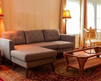 Spacious Corporate Lodging in Downtown Lafayette - Lafayette - Living room