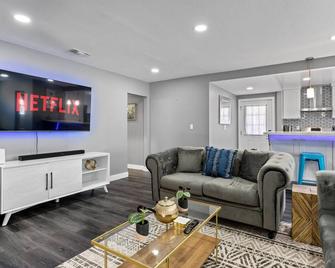 Stylish Modern Home, Pool & Spa, 7 Mins to Disney - Buena Park - Sala