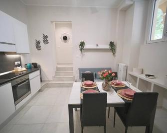 Appartamento Moderno 300 Mt. Da Porta Nuova - Turín - Comedor