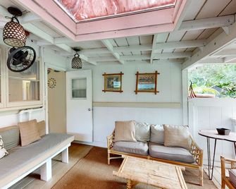 Beautifully restored cottage with AC in bedrooms - two blocks to beach & harbor - Haleiwa - Soggiorno