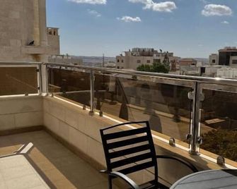 Coco Guesthouse - Madaba - Balkon