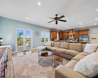 Walk to the Beach Luxury 4BR 2.1BA Juno Beach Home - Juno Beach - Living room