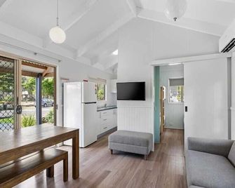 Nrma Ocean Beach Holiday Resort - Ettalong beach - Living room