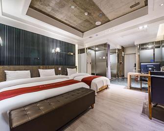 Yeongju Alto Hotel - Yeongju - Bedroom
