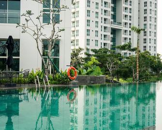 Best Deal And Homey 3br Citralake Suites Apartment By Travelio - Yakarta - Piscina